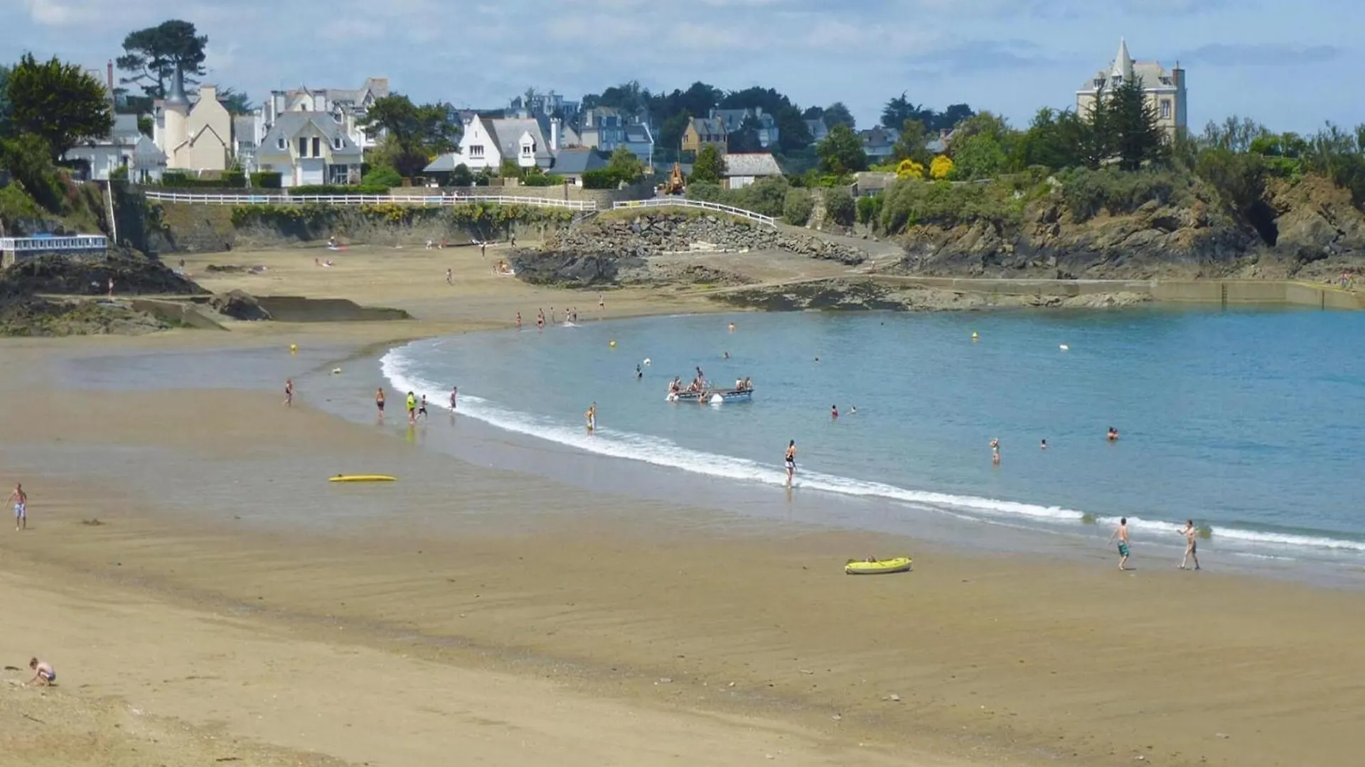 Nice Holiday Home In A Residence Near The Beach Saint-Quay-Portrieux
