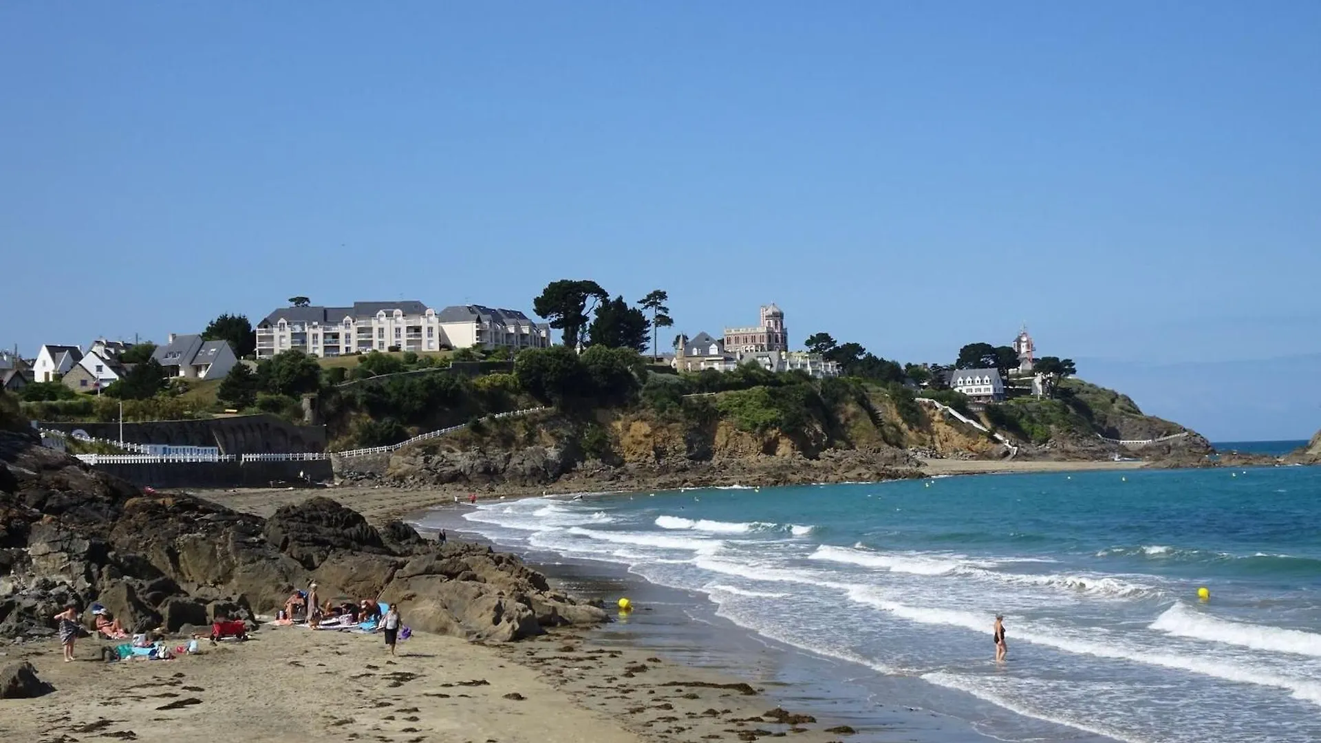 Nice Holiday Home In A Residence Near The Beach Saint-Quay-Portrieux